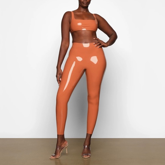 Skims Scoop Neck Latex Bralette - Bronze - Picture 2 of 6